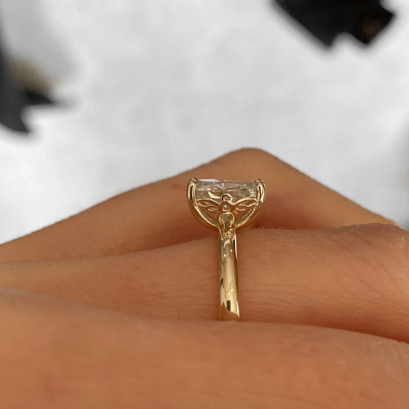 Bee Engagement Ring Oval™